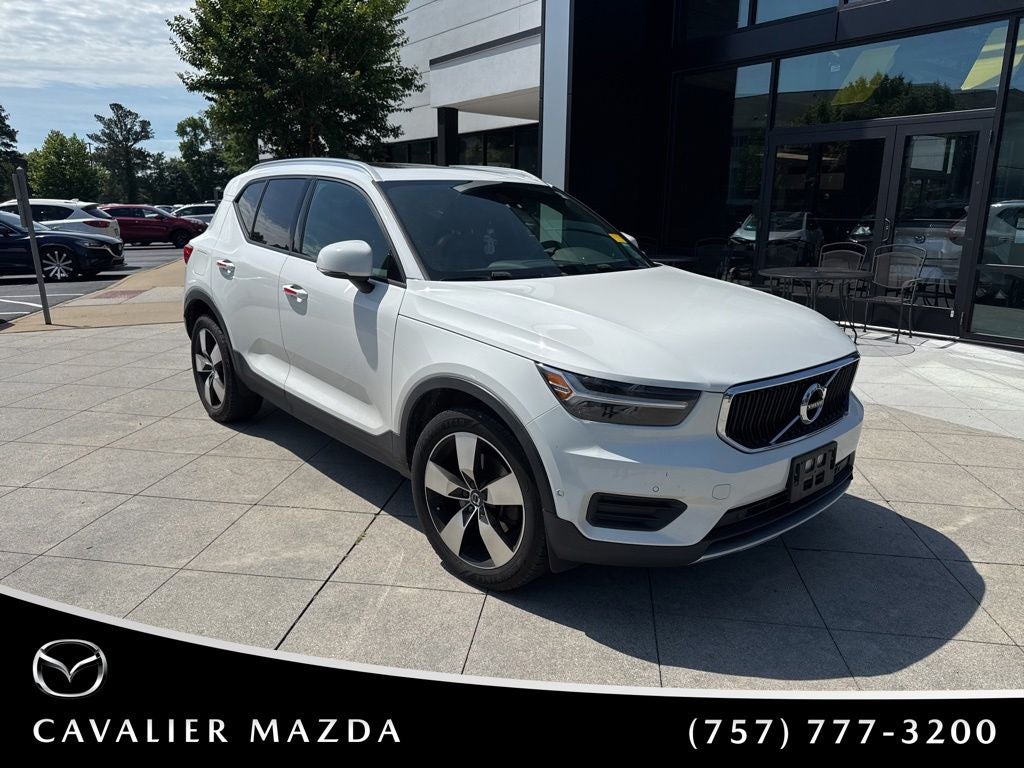 2019 Volvo XC40 T4 Momentum's photo