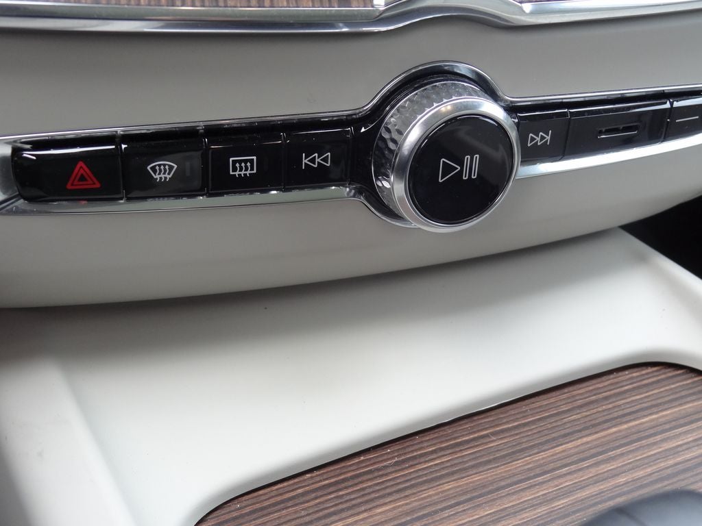 2022 Volvo XC60 B5 Momentum