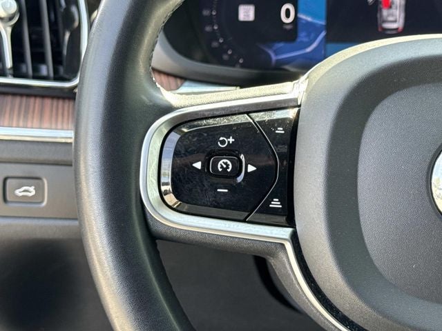 2024 Volvo XC60 B5 Plus Dark Theme